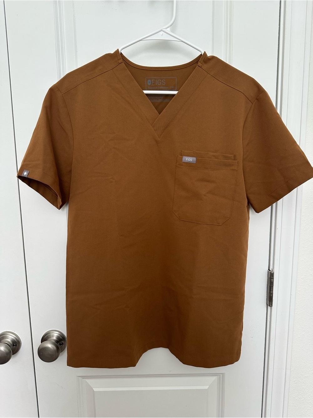 FIGS Women’s Catarina Double Pocket Scrub Top in Mocha